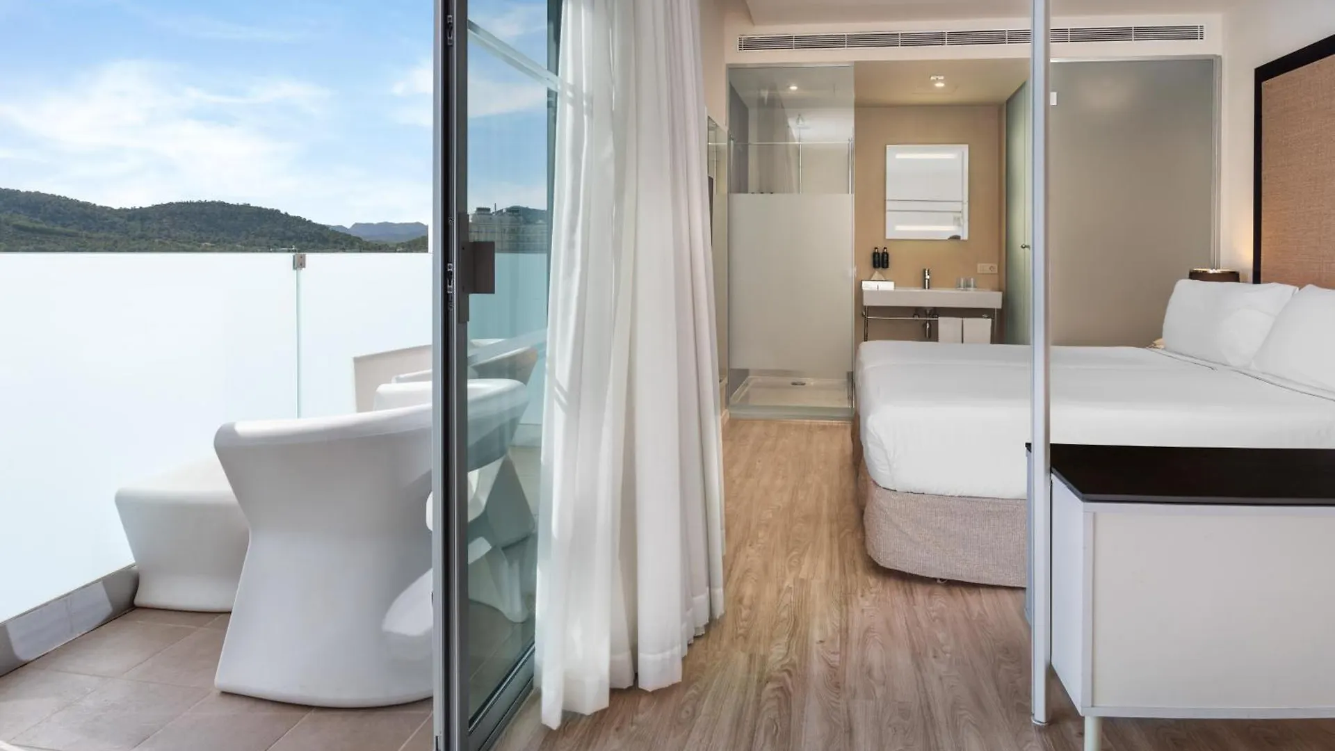 Отель Melia South Beach Магалуф