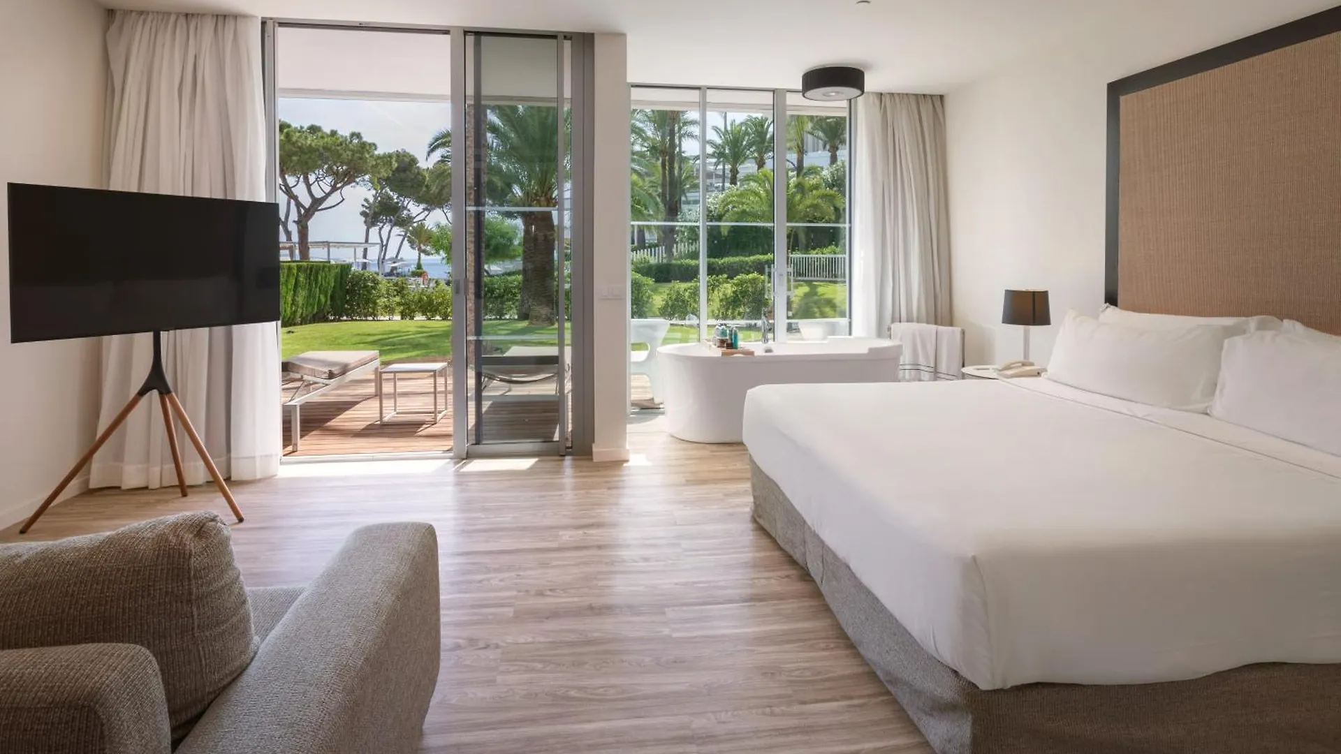 Отель Melia South Beach Магалуф