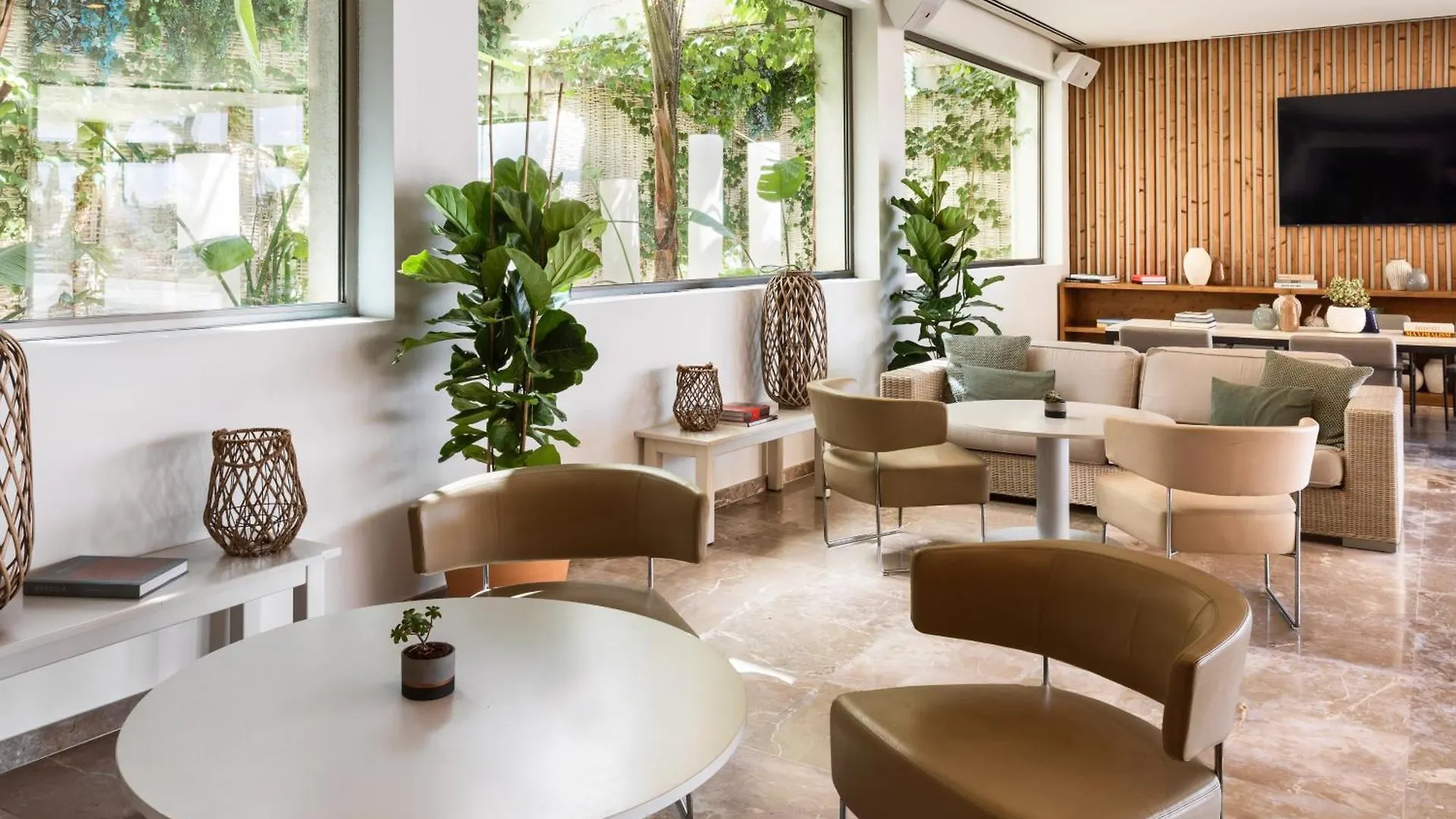Melia South Beach Магалуф